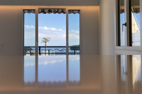 Sea view apartment in Carnolès